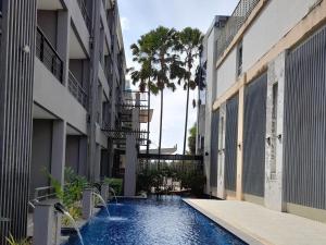 un patio con piscina entre 2 edificios en โรงแรม ดิ โอวาเล่ย์ [The O Valley Boutique Hotel] 