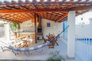 una casa con patio y hamaca en Apto Taperapuan 2 quartos com piscina perto praia, en Porto Seguro