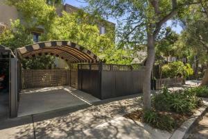 una casa con una puerta de madera y una valla en Cute Hillcrest cottage, en San Diego