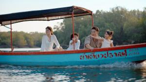 華欣的住宿－InterContinental Hua Hin Resort, an IHG Hotel，坐在水面上船里的家庭