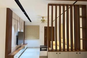 sala de estar con ventilador de techo y TV en Brand New Luxurious Independent Villa, en Hyderabad