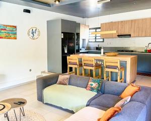 sala de estar con sofá y cocina en MSLodge, en Kani Keli