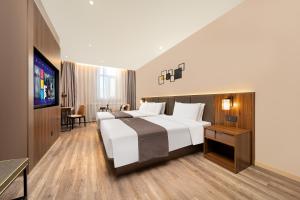 Voodi või voodid majutusasutuse HomeInn Selection Harbin Central Street Sophia Church toas