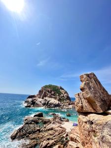 widok na skalistą wyspę w oceanie w obiekcie THUẬN VƯƠNG Homestay w mieście Vinh Hy Bay