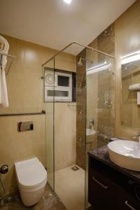 uma casa de banho com um WC, um lavatório e um chuveiro em Carnival De Goa em Nerul
