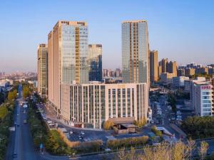 a city skyline with tall buildings and a road at Jinan Ziyue Meixiu Hotel in Jinan