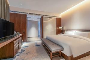 Llit o llits en una habitació de Jinan Ziyue Meixiu Hotel