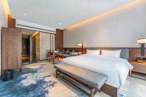 Giường trong phòng chung tại Jinan Ziyue Meixiu Hotel