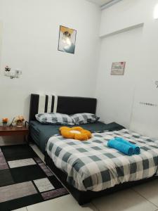 a bedroom with a bed with two towels on it at Dreamstay36 3R2B 8pax Meritus perai in Perai