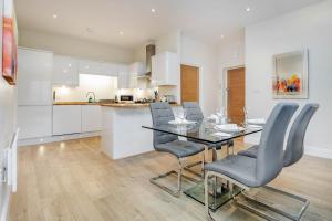 a kitchen and dining room with a table and chairs at Luxury Apartments 2 Bedrooms Central Maidenhead in Maidenhead