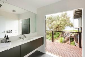 baño con lavabo y ventana grande en One Hundred Banksias, en Culburra Beach