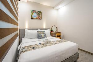 een slaapkamer met een groot wit bed in een kamer bij MUONG THANH PREMIUM APARTMENTS NHA TRANG in Nha Trang
