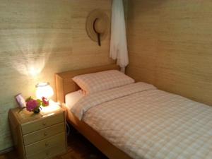 ein Schlafzimmer mit einem Bett und einem Nachttisch mit einer Lampe in der Unterkunft Auf einem großen Grundstück gelegenes Ferienhaus mit einer umwerfenden Panoramaaussicht 