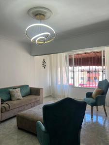 sala de estar con sofá, sillas y lámpara de araña en Paraíso del mar, en Mandinga