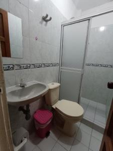 a bathroom with a toilet and a sink and a shower at Apartamento familiar San Gil in San Gil