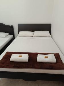 a bed with two white towels on top of it at Apartamento familiar San Gil in San Gil