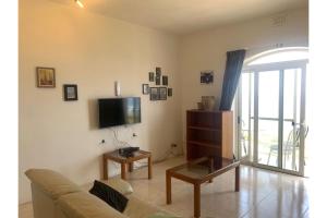 TV a/nebo společenská místnost v ubytování Seafront apartment in Gozo, Marsalforn - Happy Rentals