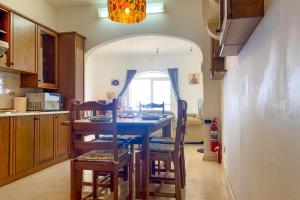 Kuchyň nebo kuchyňský kout v ubytování Seafront apartment in Gozo, Marsalforn - Happy Rentals