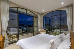 Postel nebo postele na pokoji v ubytování Le Mansion: Mediterranean Luxury in Seseh