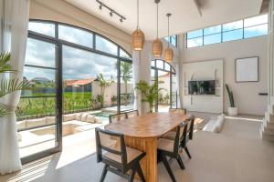 TV a/nebo společenská místnost v ubytování Le Mansion: Mediterranean Luxury in Seseh