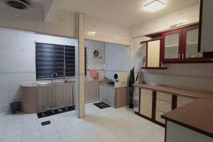 uma grande cozinha com um lavatório e uma janela em 14pax 3br Walk to Sunway Pyramid Lagoon em Petaling Jaya