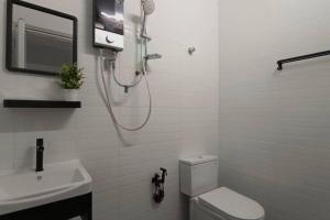 uma casa de banho com um chuveiro, um WC e um lavatório. em 14pax 3br Walk to Sunway Pyramid Lagoon em Petaling Jaya