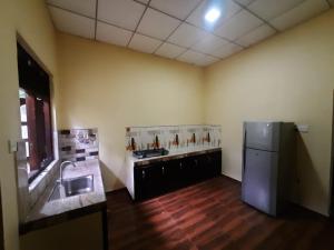 Il comprend une grande cuisine équipée d'un évier et d'un réfrigérateur. dans l'établissement Sundill Green Homestay, à Tangalle