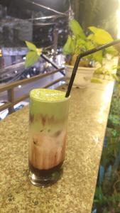 un drink seduto sopra un bancone di Tam Coc Green Homestay a Ninh Binh