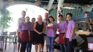フーコックにあるSweethome Resort & Spa Phú Quốcの鯛を持って絵を描く集団