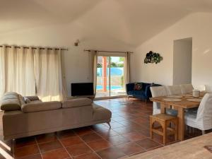 Posezení v ubytování Villas CALA CORSA - 3 et 4 Chambres - CALA ROSSA Porto-Vecchio - Villas entièrement Climatisées avec Piscine Chauffée partagée et Piscines Privées - Internet gratuit