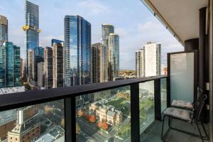 Un balcón con una silla y un perfil urbano en Southbank Bella - New Listing, en Melbourne
