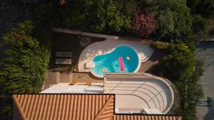 Бассейн в Luxurious city retreat with pool или поблизости