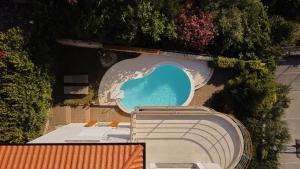 Бассейн в Luxurious city retreat with pool или поблизости