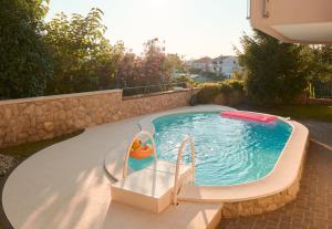 Бассейн в Luxurious city retreat with pool или поблизости