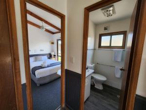 KerangKerang Holiday park的一间卧室配有一张床,浴室设有卫生间