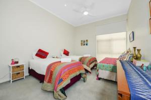 2 camas en una habitación blanca con 2 camas sidx sidx sidx sidx en Bright & Eclectic Home - Footscray VIC, en Melbourne