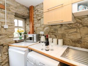Dapur atau dapur kecil di Wayside Cottage