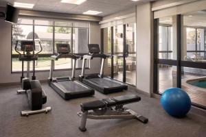 une salle de sport avec des appareils de cardio-training et une piscine dans l'établissement Courtyard by Marriott Mississauga-Airport Corporate Centre West, à Mississauga