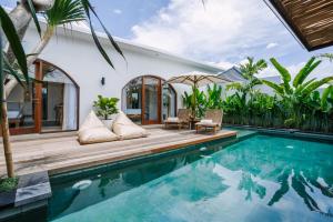 una villa con piscina y una casa en Villa Emilia, en Tanah Lot