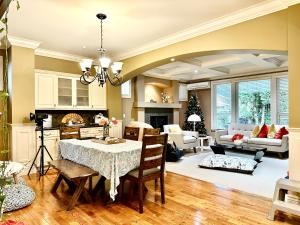 cocina y sala de estar con mesa y sillas en Langley独立洗手间的一楼温馨客房 en Pitt Meadows