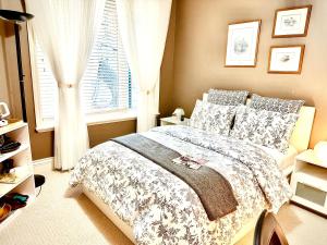 Un dormitorio con una cama grande y una ventana en Langley独立洗手间的一楼温馨客房 en Pitt Meadows