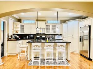 Dapur atau dapur kecil di Scorpion Hiuse Langley -ROOM 1 Separate restroom