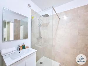 a bathroom with a shower and a sink at Ti Studio Créole 2 - proche du centre ville - 21m² - Saint-Denis in Saint-Denis