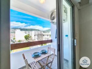 a balcony with a table and chairs and a view at Ti Studio Créole 2 - proche du centre ville - 21m² - Saint-Denis in Saint-Denis +9 photos