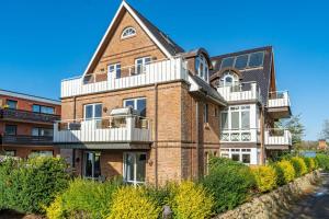 文尼斯塔特WILDENTE-App-7的一座砖砌建筑,上面设有阳台