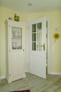a room with a white door and a cabinet at WILDENTE-App-7 in Wenningstedt
