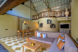 een woonkamer met een bank en een tafel bij Space Villas Bali in Seminyak