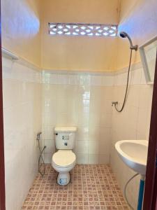 a bathroom with a toilet and a sink at Happy bangalow Don det in Muang Không