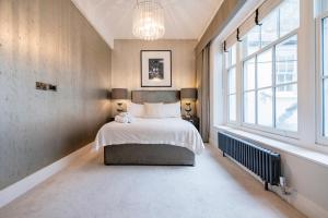 - une chambre avec un lit et une grande fenêtre dans l'établissement Aircon 2 Bedr, 3 Beds, 2 Bath Covent Garden, Subway, à Londres