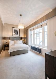 a bedroom with a large bed and a large window at Aircon 2 Bedr, 3 Beds, 2 Bath Covent Garden, Subway in London